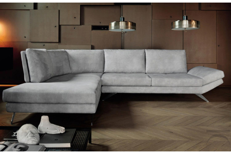 Divano di design con angolo aperto e schienali scorrevoli