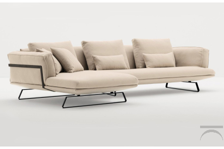 Divano con chaise longue di design con piedini alti