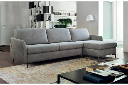 Divano letto con chaise lounge e piedini alti