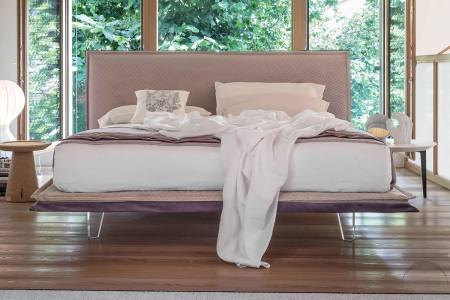 Letto di design king size in tessuto bicolore sfoderabile e piedini alti trasparenti