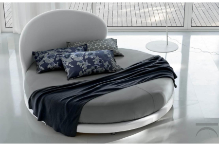 Ronda de la cama con cabecera alta Diseño