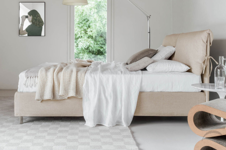 cama doble con cojines dobles en la cabecera
