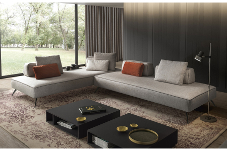 Divano con piedini alti di design componibile con schienali spostabili