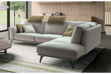 Divano con penisola angolare con pouf di design con piedini alti e cuscini poggiatesta