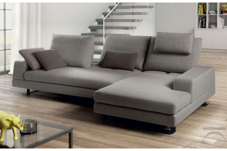 Divano design con penisola e schienali movibili