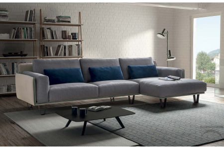 Divano con panchetta bicolore di design con cuscino bracciolo e piedini alti