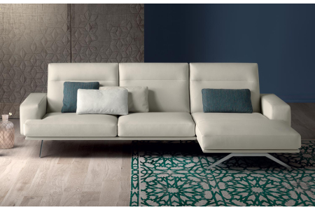 Divano in pelle con chaise lounge e piedini alti