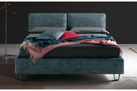 cama doble en la tela con cabecera ajustable