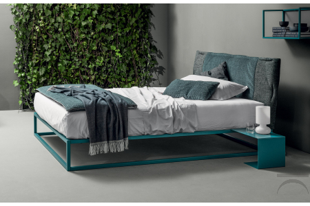 Letto moderno matrimoniale in ferro colorato con testata bicolore imbottita reversibile