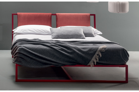 Letto matrimoniale di design con struttura in ferro e doppia testiera imbottita reversibile