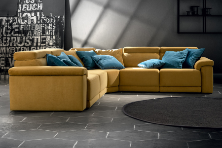 Divano di design ad angolo con poggiatesta reclinabili e sedute scorrevoli