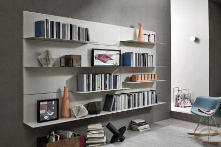Libreria appesa a muro moderna con mensole in metallo