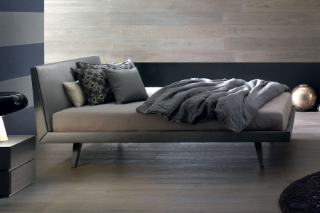 Elegante letto di design in vera pelle con piedini alti