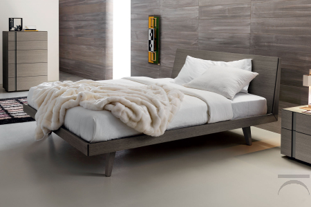 Letto matrimoniale in legno rovere grigio con piedini alti