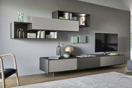 Soggiorno di design con base su piedini trasparenti e supporto tv orientabile