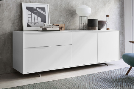 Credenza moderna di design con ante e cassetti con maniglie incassate sui frontali