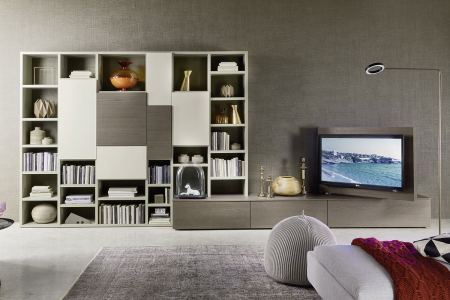 Soggiorno con libreria e basi cassetto con pannello porta tv orientabile