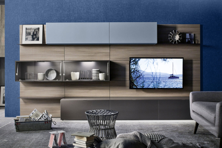 Soggiorno componibile moderno con pannellatura boiserie ed elegante vetrina con ante a ribalta