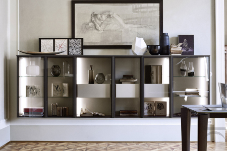 Madia alta di design con ante in vetro trasparente e luci led interne