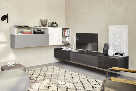 Soggiorno ad angolo sospeso con soundbar e pensile con anta ribalta uso scrivania