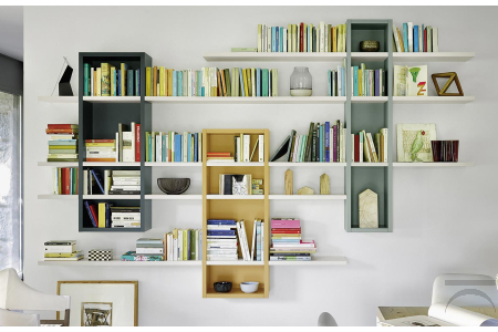 Libreria soggiorno sospesa colorata