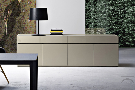 Credenza di design bassa e lunga con ante e cassetti superiore con profilo gola