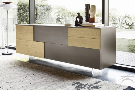 Credenza con piedini trasparenti di design in laccato opaco Terranova con frontali 35 in legno rovere nodato naturale