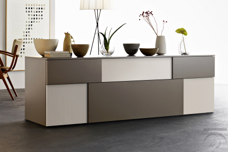 Credenza da soggiorno moderna con ante a ribalta e cassetti con differente spessore