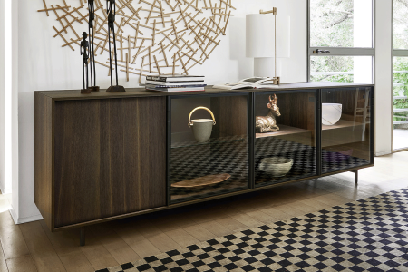 Credenza moderna in legno rovere termotrattato con ante scrigno in vetro trasparente
