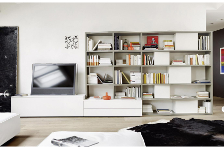 Parete soggiorno con libreria dalle linee sagomate