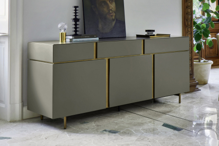 Credenza bassa di design in legno rovere termotrattato con maniglia gola in laccato opaco