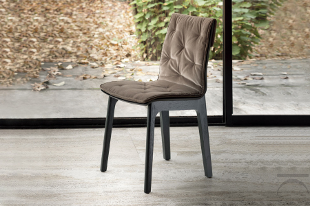 Sedia alfa con cuscino e struttura in legno