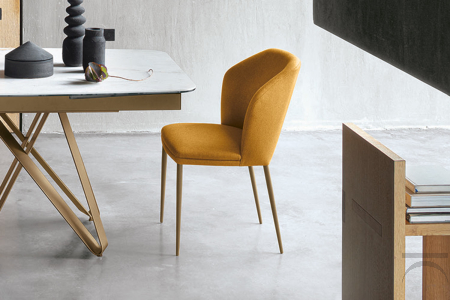Sedia grigia Astoria con gambe in metallo