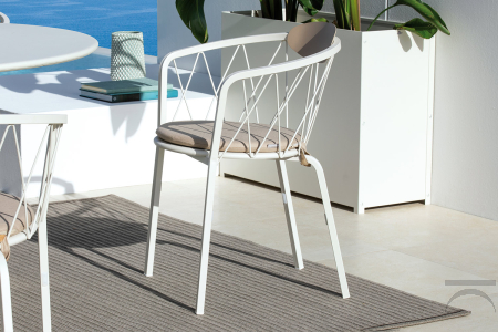 Sedia di design da giardino in ferro con schienale avvolgente