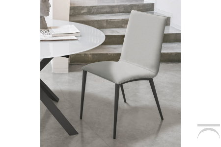 Sedia dai volumi definiti Home