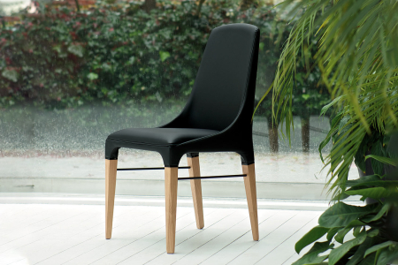 Sedia Kelly con struttura in legno massello