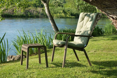 Sedia moderna Folio per giardino con sgabello e comodo cuscino
