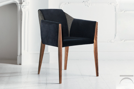 Sedia Sveva con braccioli e gambe in legno