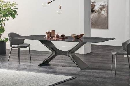Tavolo di design da soggiorno con piano in ceramica lucida e basamento ad x in metallo con inserto in ecopelle