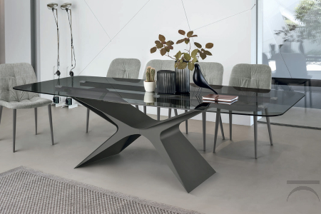 Tavolo di design con piano a botte in vetro trasparente fumè e basamento a X