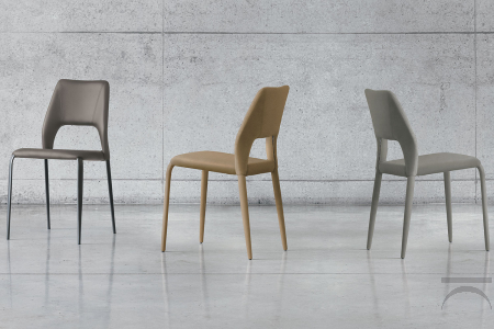 Sedia di design imbottita con gambe in metallo o gambe rivestite