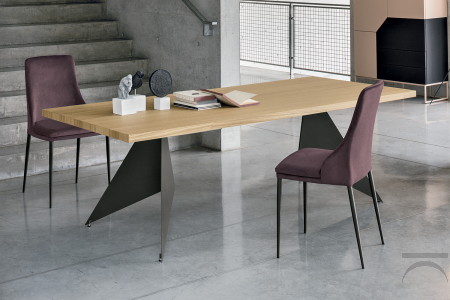 Tavolo moderno da soggiorno in legno rovere con gambe in metallo a forma di vela