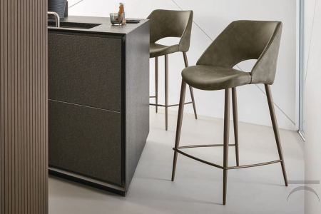Sgabello Arisa con struttura in metallo Fango e seduta in Ecopelle Vintage 102