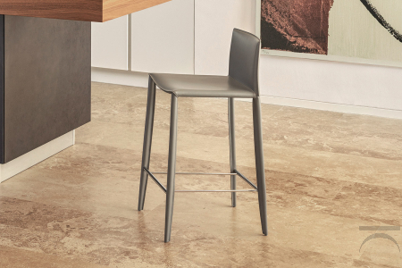 Sgabello Linda Bontempi Casa, con struttura in acciaio rivestito completamente in cuoio o fibra di cuoio