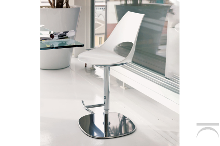 Sgabello moderno regolabile in altezza con seduta in polipropilene bianco modello Shark