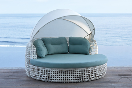 Daybed con capotta apribile di design da arredo esterno completo di cuscini e con pouf staccabile