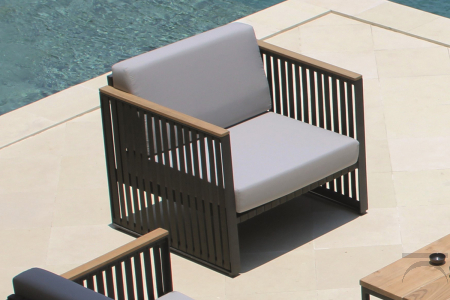 Poltrona di design da esterno con struttura in alluminio e cinghie con seduta imbottita