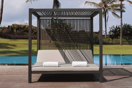 Daybed da bordo piscina con struttura in alluminio, cinghie in tessuto e cuscini imbottiti