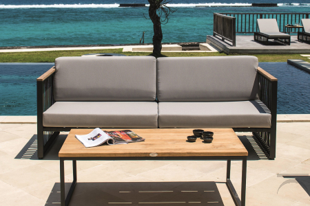 Divano da bordo piscina di design con cuscini e struttura in alluminio rivestita con cinghie in tessuto