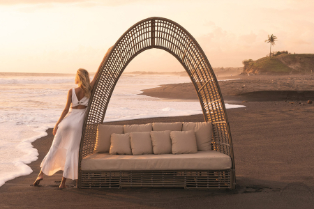 Daybed di design a forma di cupola con comodi cuscini e con struttura in vimini sintetico
